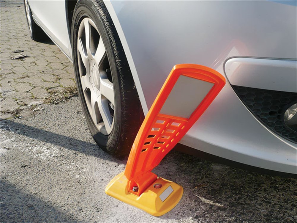 12206 UB R-2 Road Stud with Reflective Signboard application
